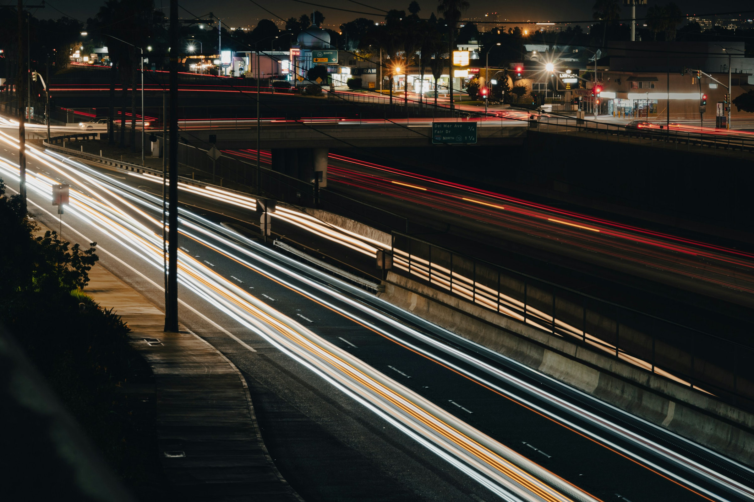 Rastros de luz de carros à noite, representando performance