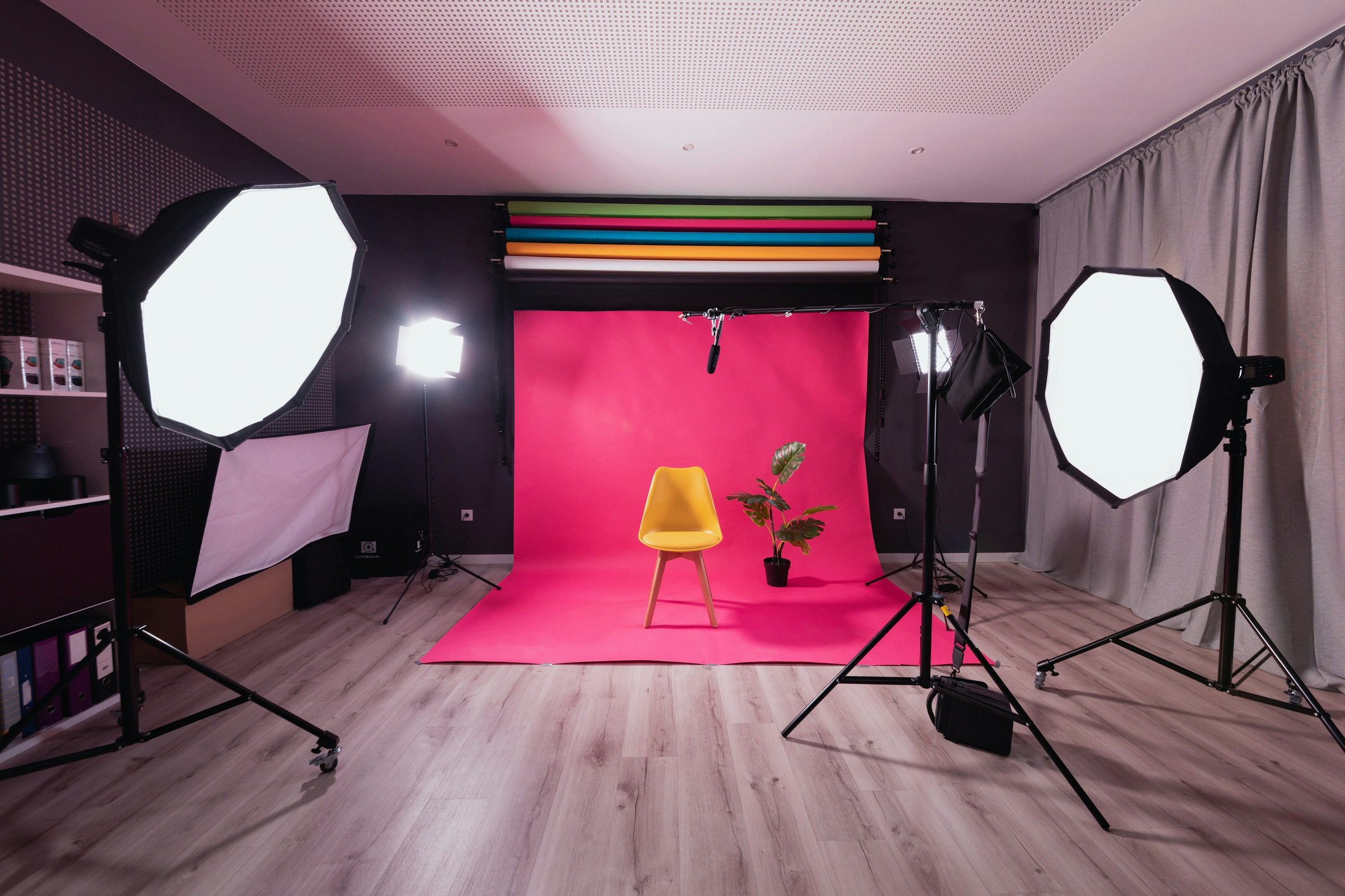 Estúdio com câmera e luzes para produção de foto e vídeo